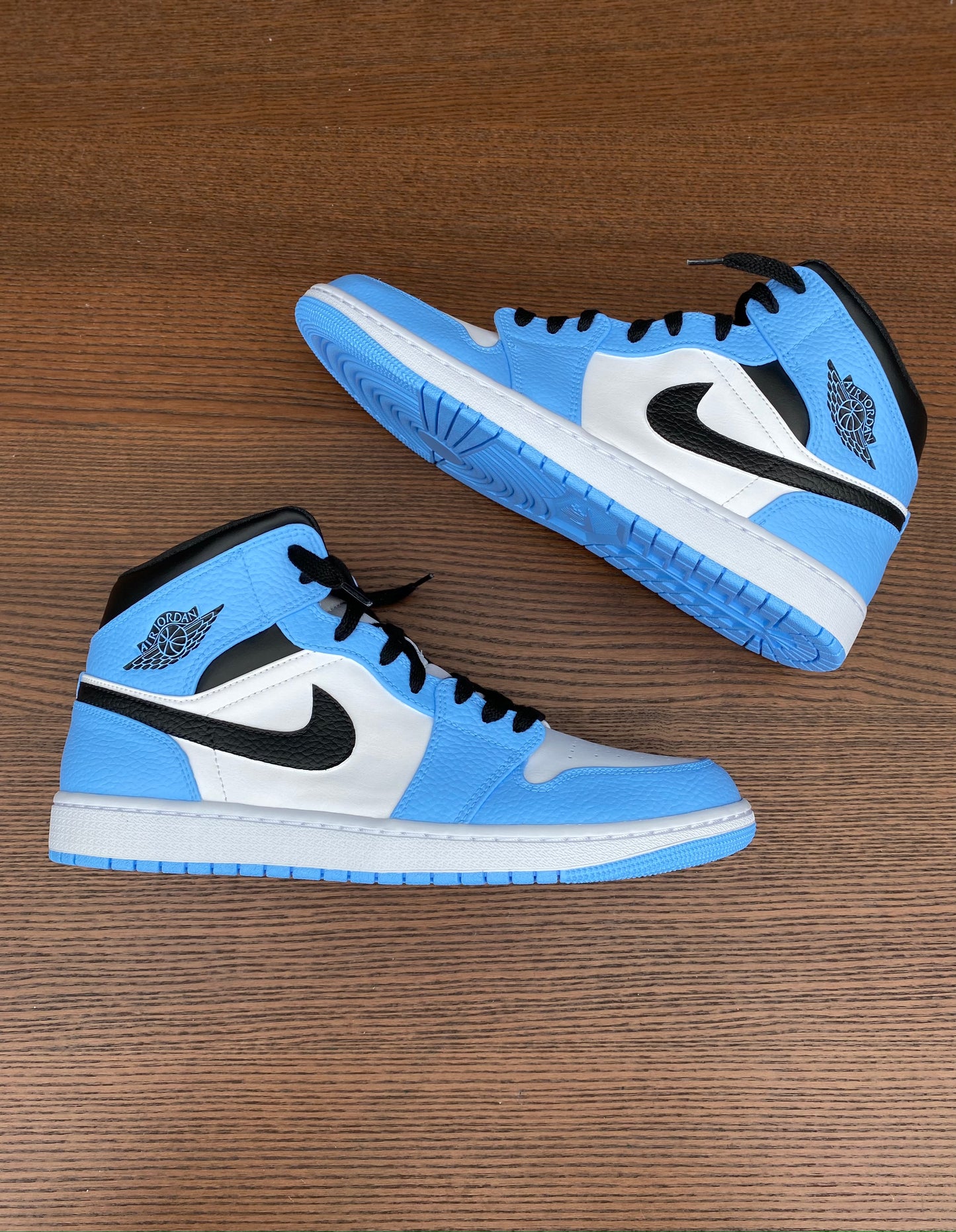 CUSTOM AJ1 UNI BLUE COLORWAY.